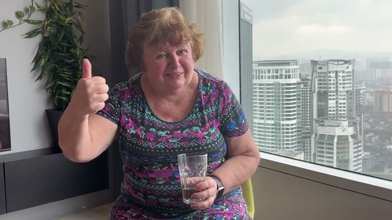 Пробую первый раз дуриан! На что похоже - моя реакция. Куала-Лумпур, Малайзия