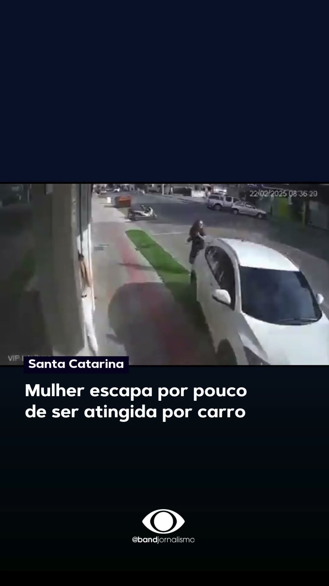Mulher escapa por pouco de ser atingida por carro em SC