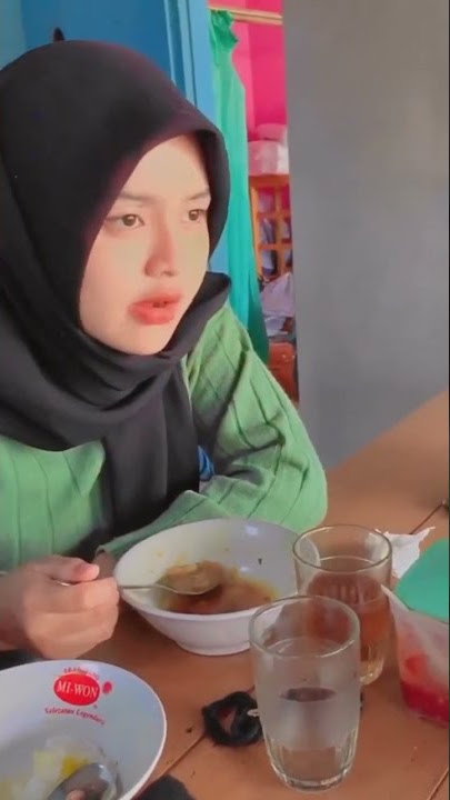 Cewek Cantik Makan Bakso