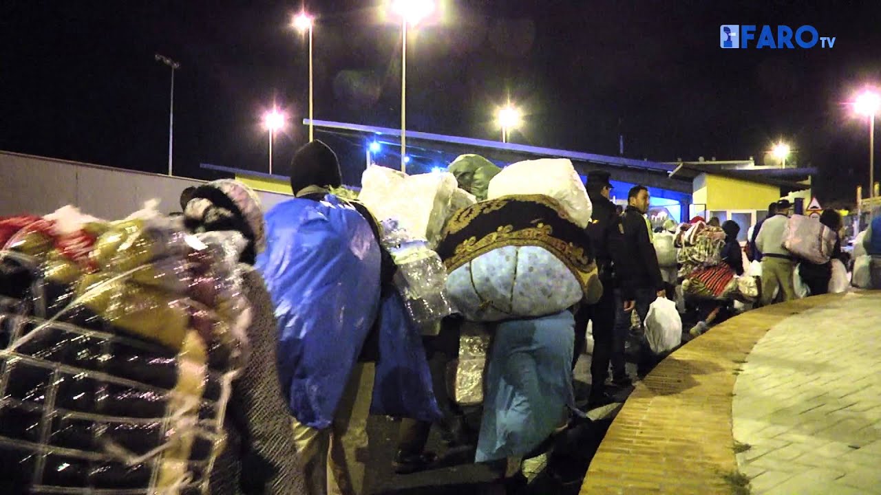 300 porteadores cruzan en avalancha la frontera Ceuta-Marruecos