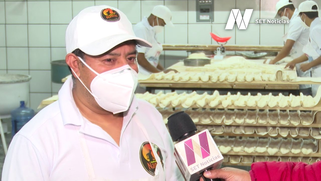 Preparación artesanal de tortas de agua, una tradición desde hace 100 años en la familia Zamora