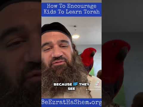 Праздник Торы: вечеринка для детей с попугаем.