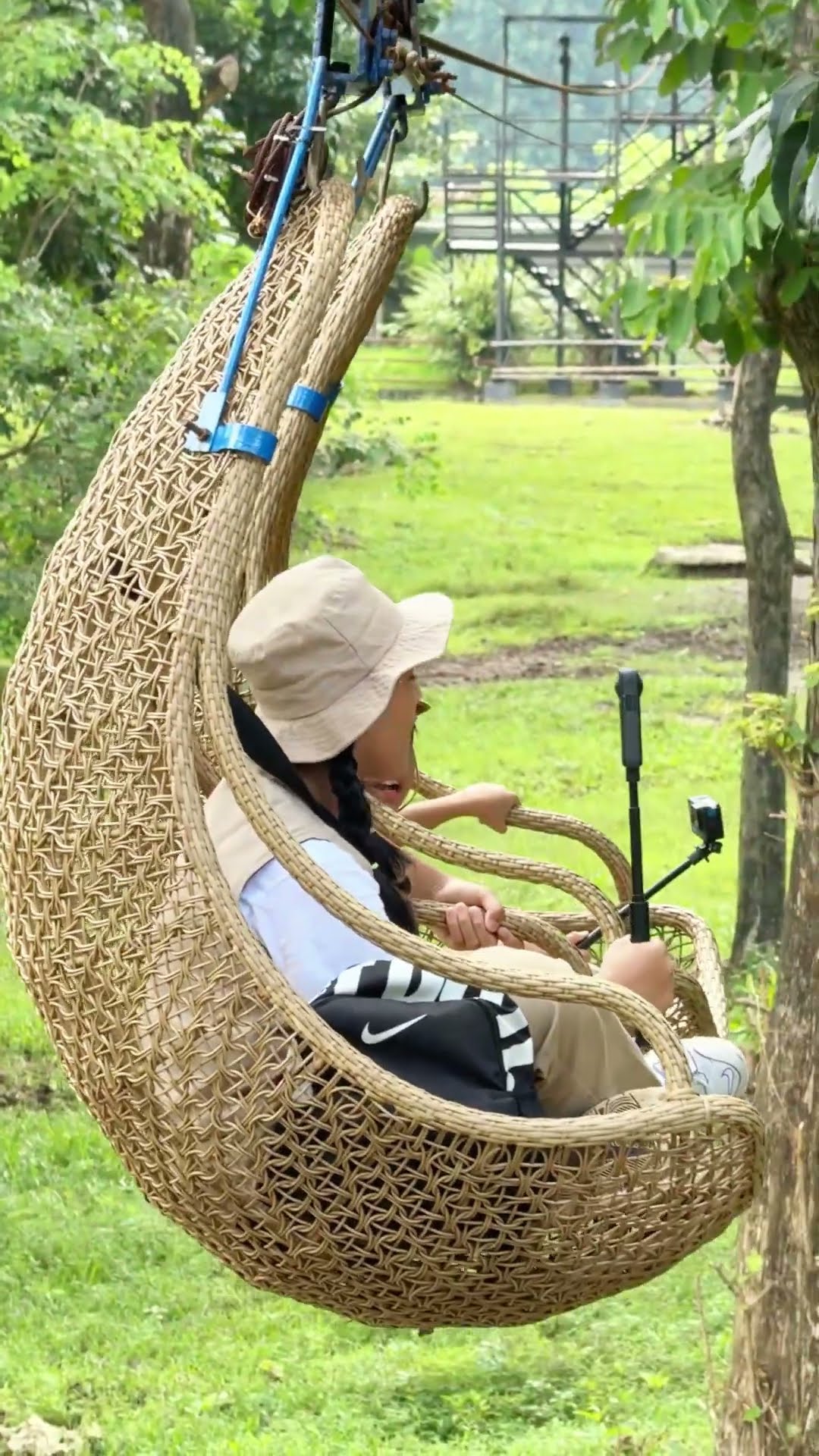 LEIKA NAIK ZIPLINE TINGGI BANGET ?? TOMPEL YANG TAKUT #leika #shorts