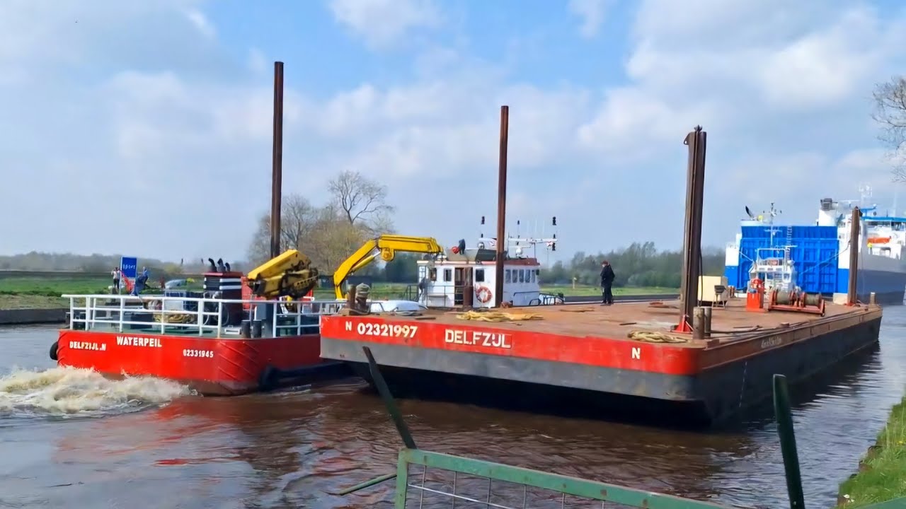 ⚓️Werkschip de WATERPEIL passeert als laatste de Waterhuizerbrug⚓️