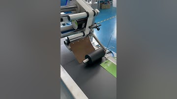 Clothing price tag name tag paging feeding top surface labeling machine