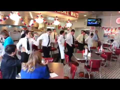 Baile en Johnny Rockets la Dehesa chile - YouTube