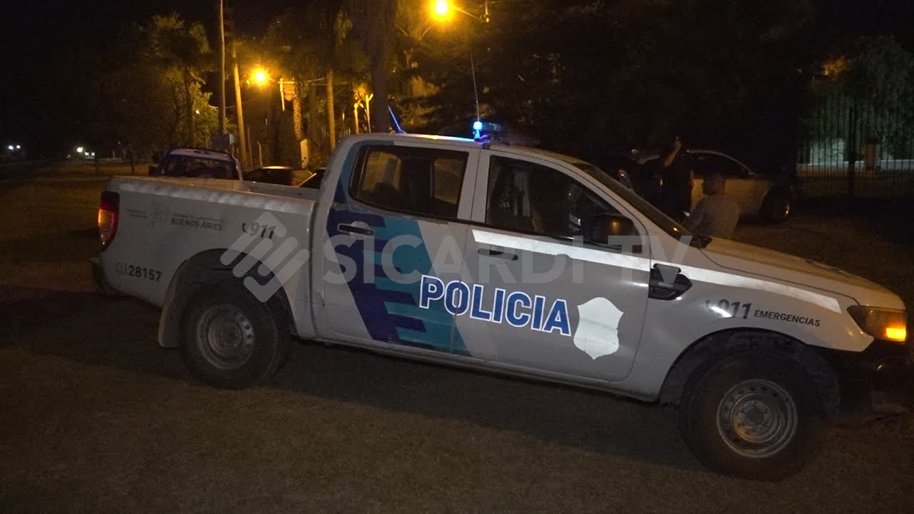 Entradera en Arana: el dueño de casa recibió un disparo en una pierna Ocurrió este jueves por la noche en Av. 137, cerca de Colonia La Armonía. Los delincuentes ingresaron a la vivienda y se encontraron con el matrimonio. La policía rastrilla el lugar para dar con su paradero.

Seguí nuestro contenidos en redes:

Facebook: https://www.facebook.com/sicarditv
Instagram: https://www.instagram.com/sicarditv/
Twitter: https://twitter.com/SicardiTv

#sicarditv #noticias#laplata #laplatacity #arana #garibaldi #cor