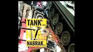 Viral..kecelakaan tank menabrak warung PKL dan beberapa motor yang sedang parkir