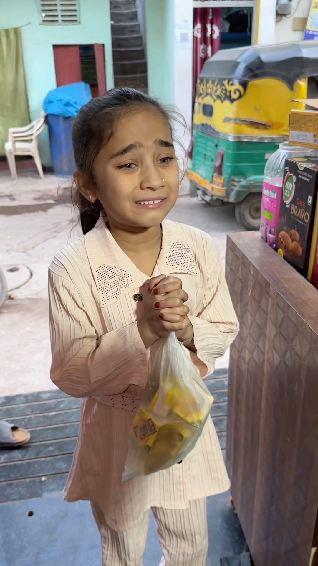 alshifa ne baccho ko pilayi frooti??? #shorts #emotiona #youtubeshorts #short