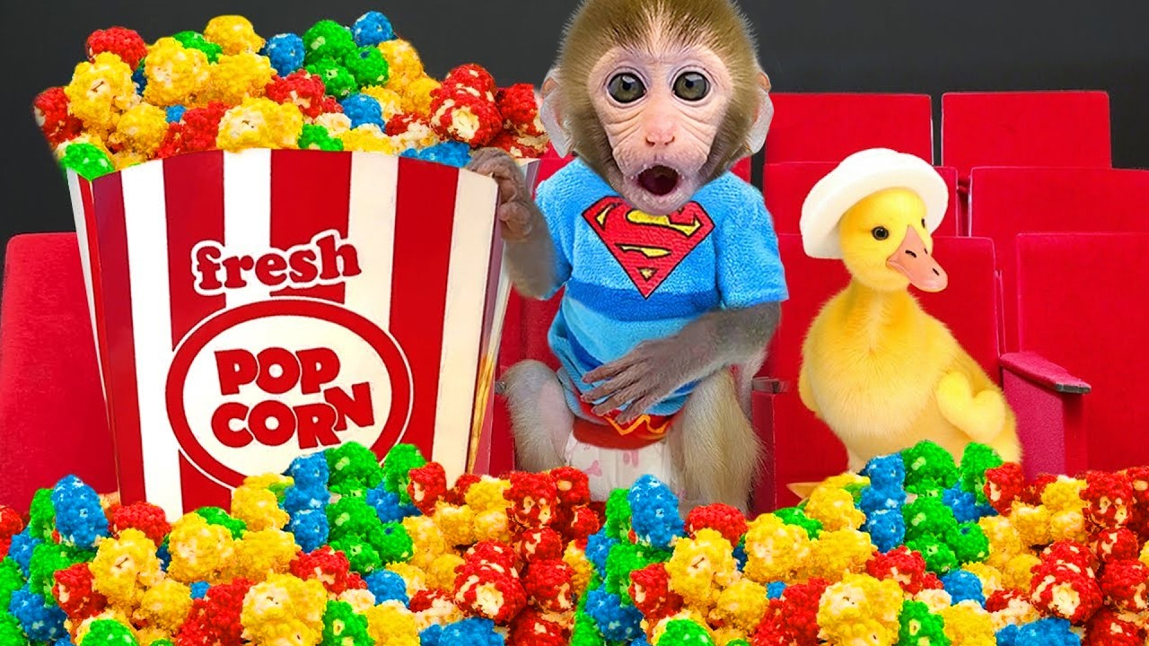 Het aapje Bon Bon ging supero popcorn kopen en speelde samen met zijn eendenvriendje