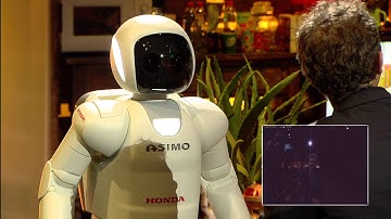 Professor robotica Bram Vanderborght schuift zijn benen onder tafel in #DeSchuur