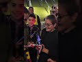 RECUNOAȘTE PERSONAJUL CARE DĂ AUTOGRAFE PE EȘARFELE CU FCSB