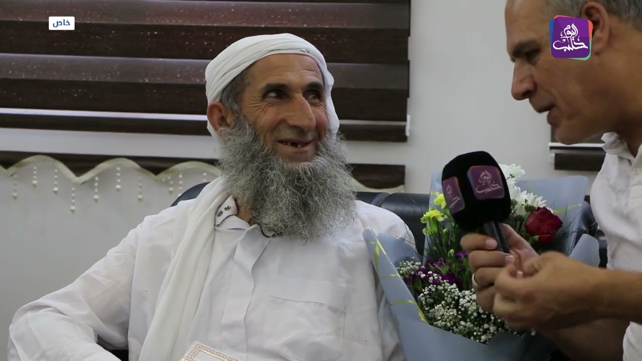 تكريم والد الخريجة ضحى من قبل رئاسة جامعة حلب في المناطق المحررة