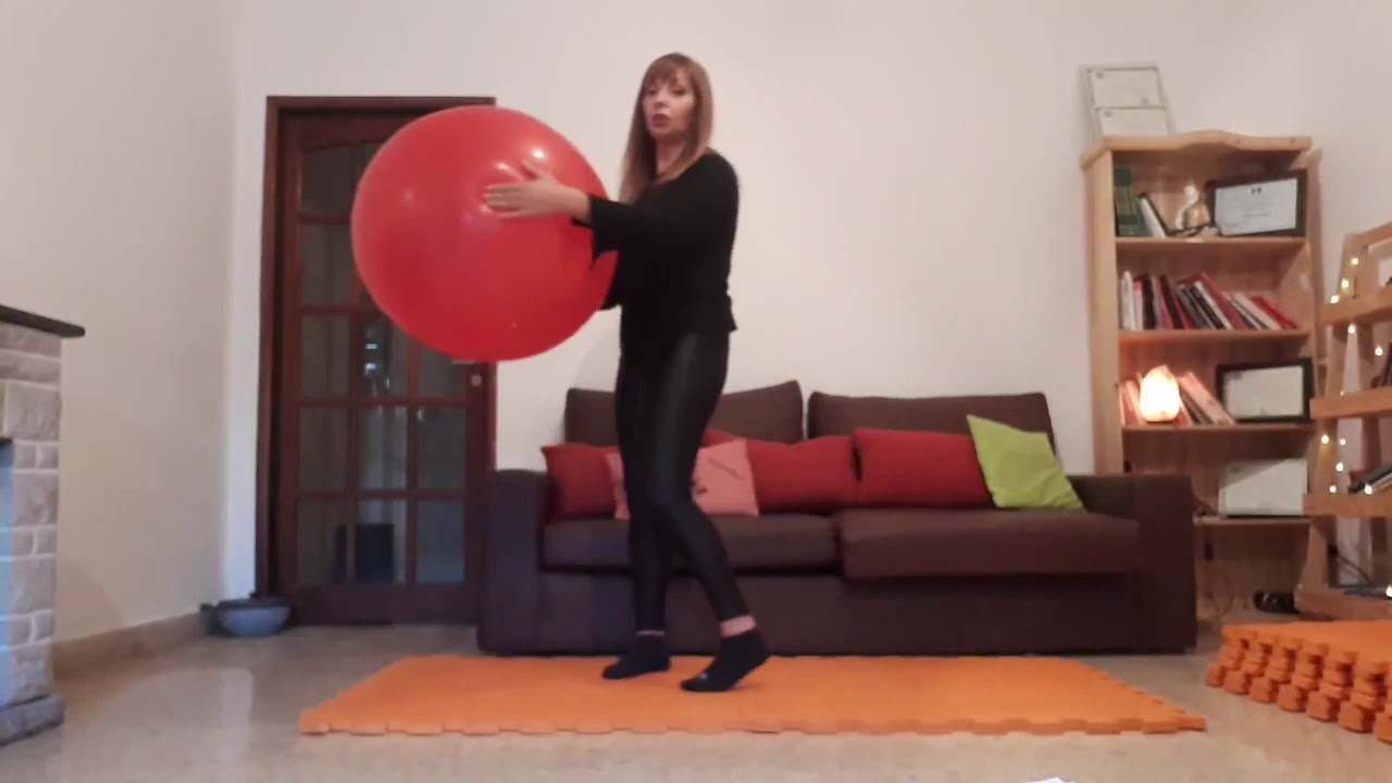 Practica de Hatha Yoga Terapeutico con Pelotas Grandes