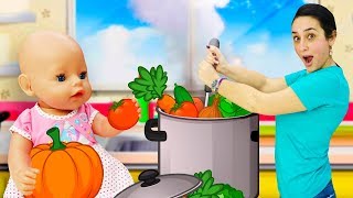 Video e giochi per bambini. La zuppa di stagione. Le bambole Baby Born e Barbie screenshot 4