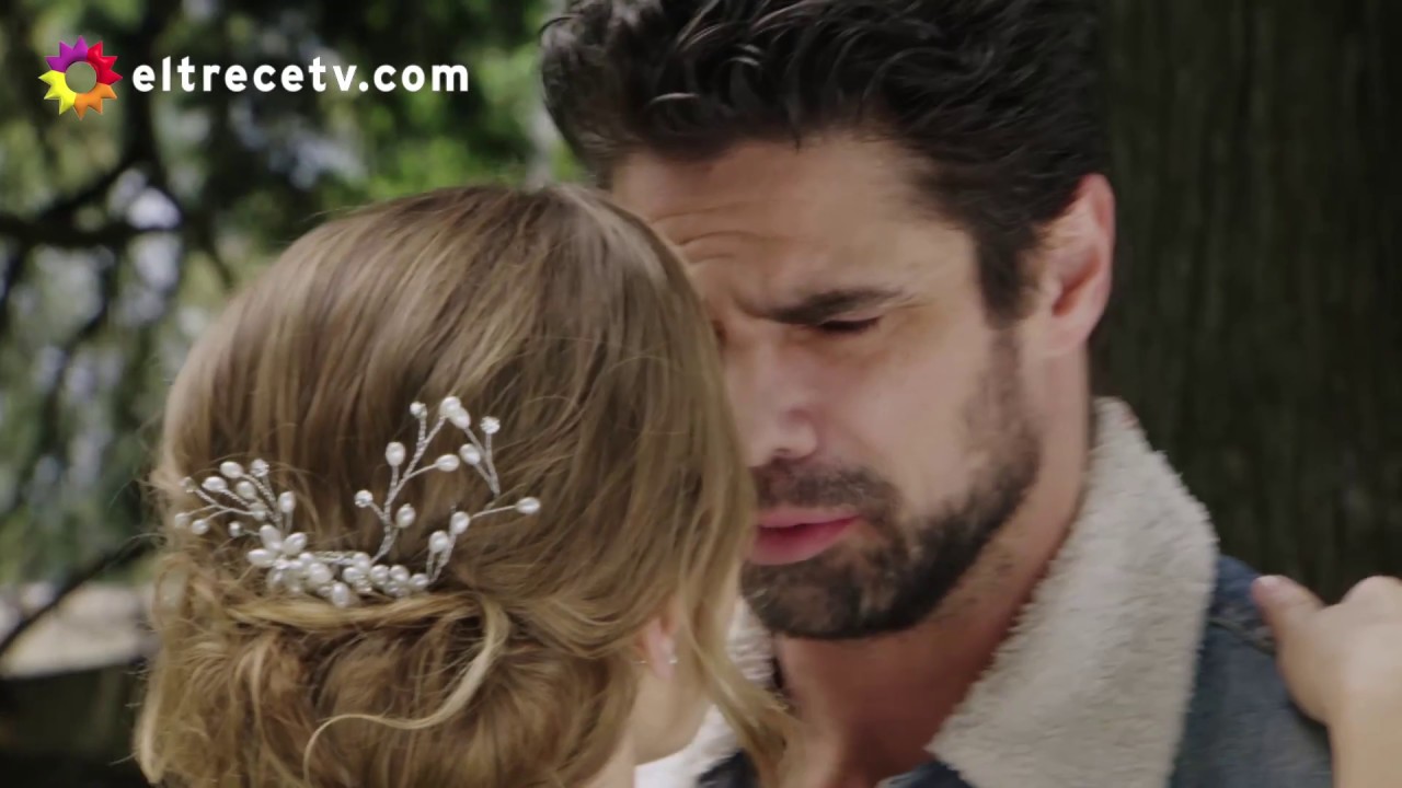 Ana se escapó de la iglesia y corrió a los brazos de Rafael