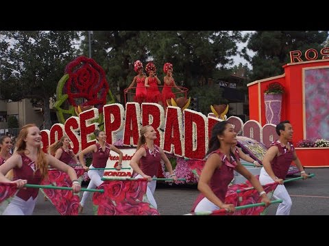Video: Osvoji sedež v Lucy Petu leta 2017 Rose Parade Float!