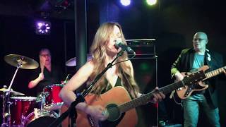 Taylor James & Pacheena Performs 'Ramble On' Live (cover)