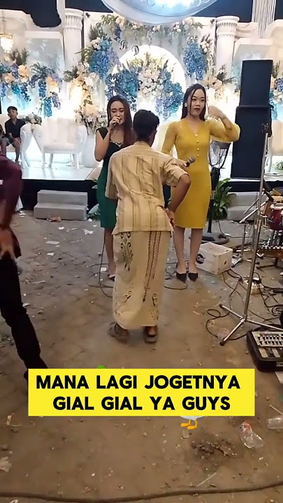 momen lucu bapak'pake sarung joget bareng biduan‼️‼️#biduan #joget #sarungan #bapak #lucu #shorts