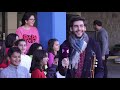 Álvaro Soler visita el colegio ganador del concurso de villacicos de CADENA 100