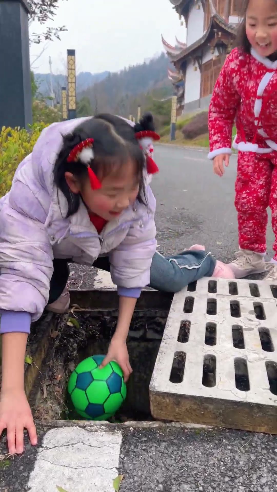 The kind girl not only helped people, but also filled the road！?#shorts