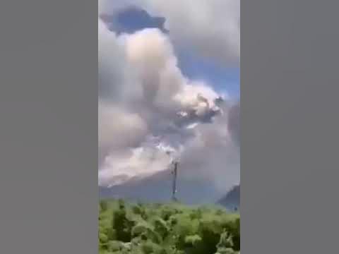 На індонезійському острові Ява сталося виверження вулкана Мерапі ...
