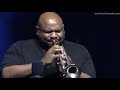 Rashawn  Ross  crazy solo with DMB playing on Donat mouthpiece