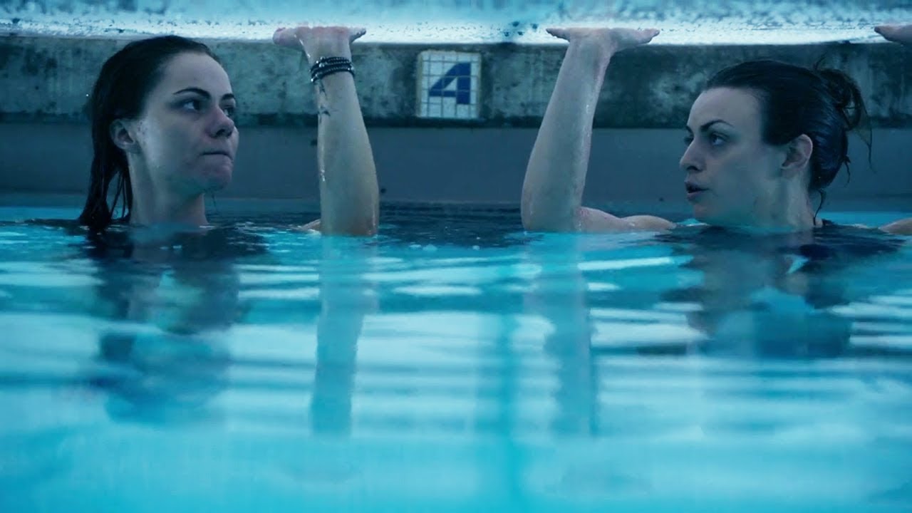Закрыли в бассейне в воде. 12 Футов глубины (2017). Девушки в бассейне в фильмах. Три девушки в бассейне.