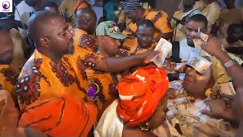 PASUMA, MC OLUOMO AND FRIENDS MADE MONEY RAIN ON MADAM SAJE AT HER MOTHER’S REMEMBRANCE PARTY