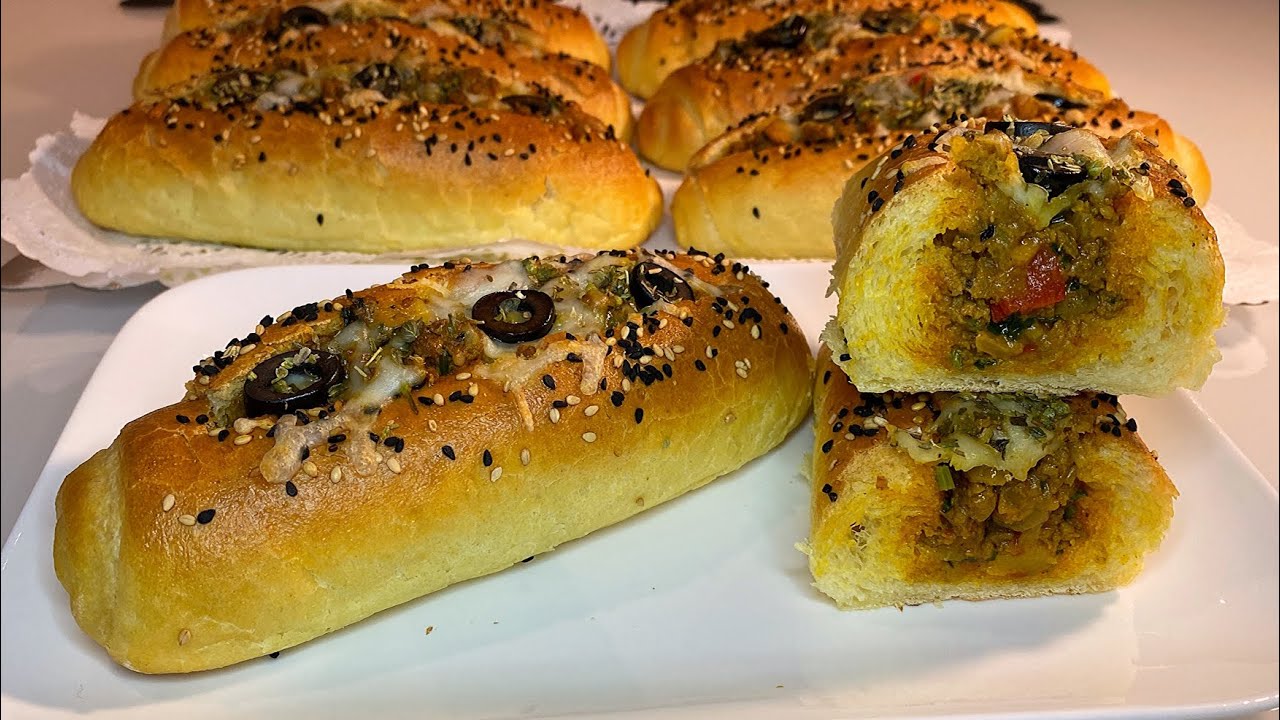 Baguette gefüllt mit einer leckeren Hackfleisch Füllung und mit Käse ...