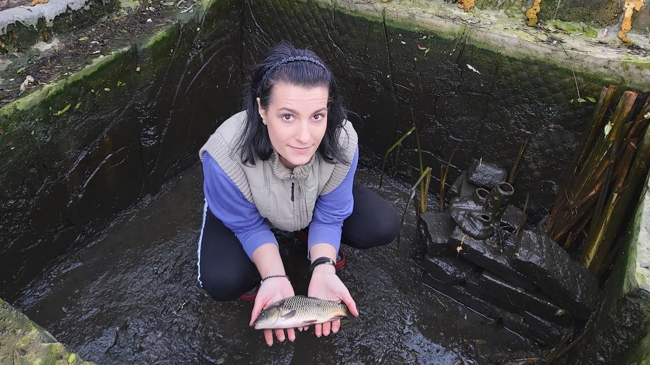 Scot apa din iaz și fac inventarul la pești