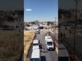 تصوير جوي يوثق لحظة دخول قافلة العودة من مخيمات النزوح في الشمال السوري إلى بلدة كفرزيتا