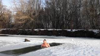 Extreme hardening Winter swimming Ice water swimming.Экстрим Закаливание Моржевание плавание в ледян