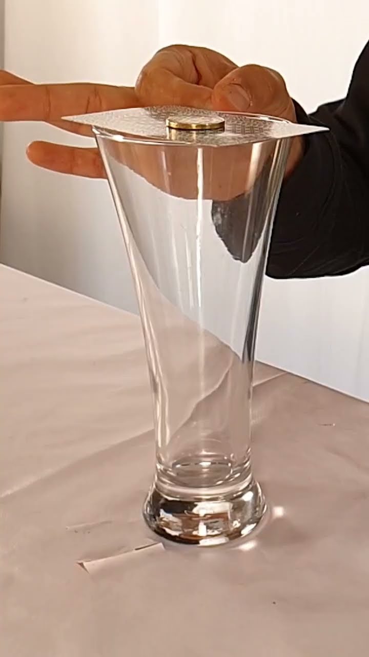 ¿Eres capaz de meterla en el vaso?
