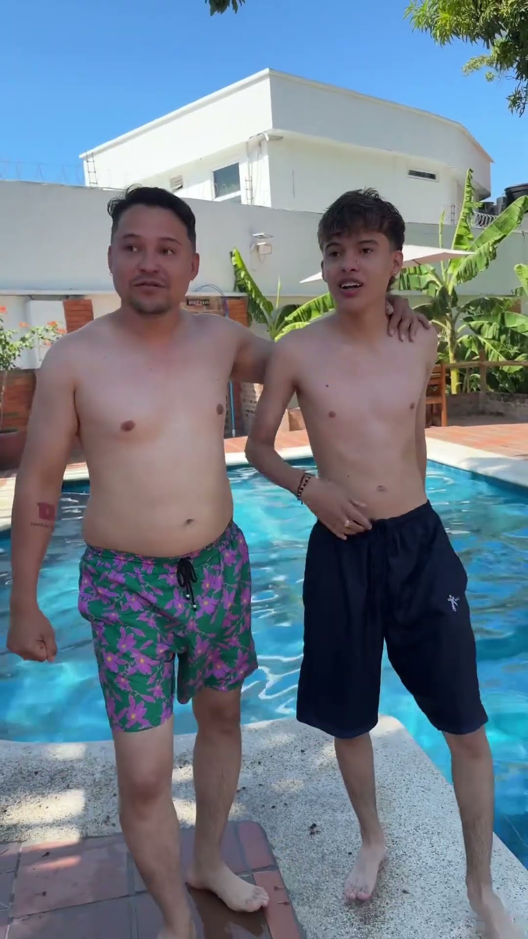 Cuando llega la nena hermosa a la piscina sola #humor #cosasdefamilia #comedia #cosasdecasa