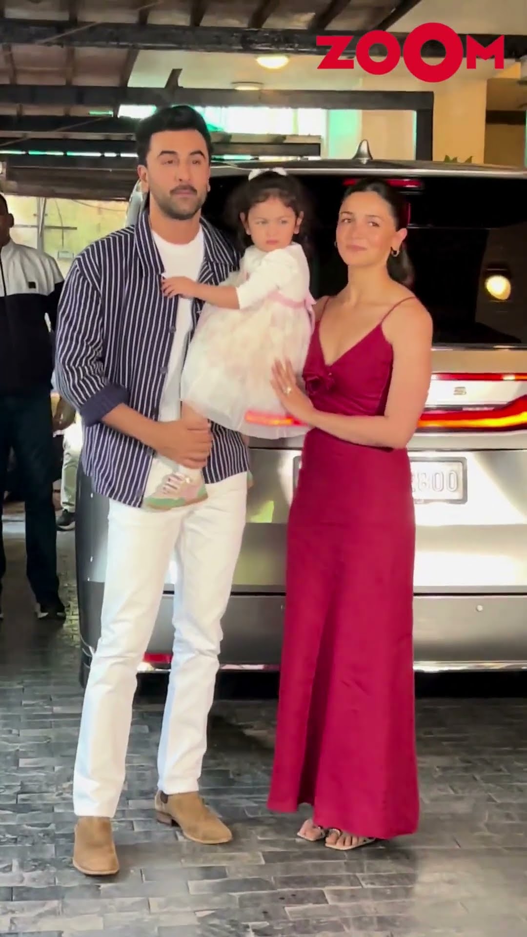 Alia Bhatt and Ranbir Kapoor's daughter Raha Kapoor gives FLYING KISS to paps ?#shorts #aliabhatt