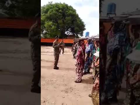 كرم السودان في كادقلي نساء يسكن بالقرب من معسكر للمدرعات احضرن الفطور للعساكر في يوم العيد 