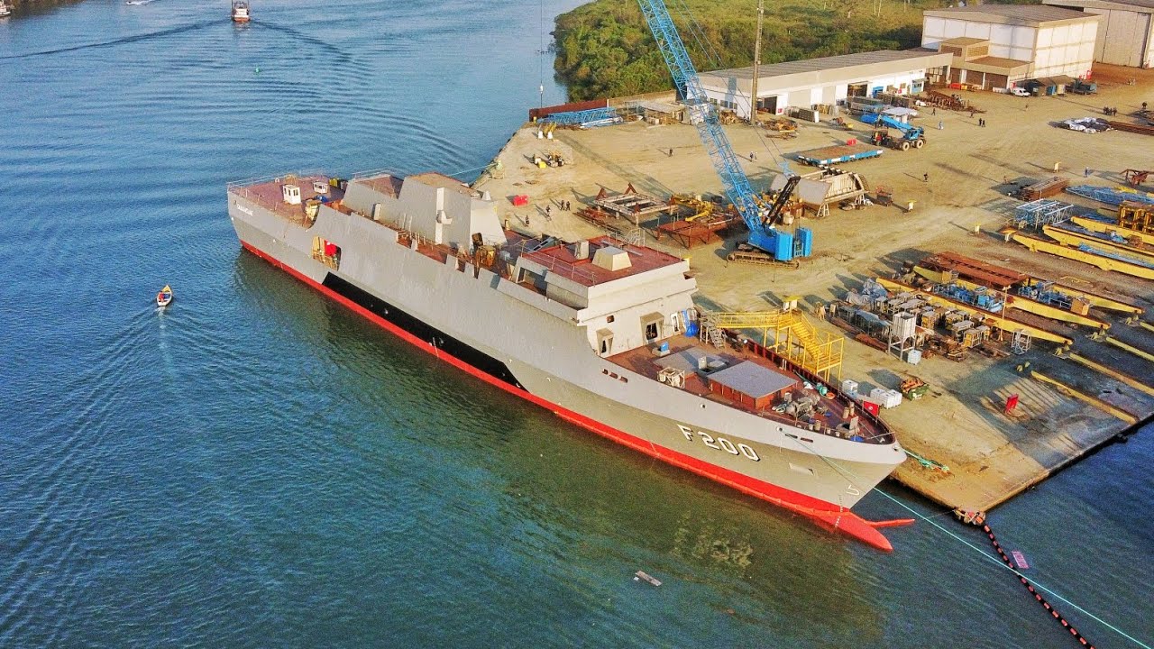 Fragata Tamandaré F200 atracada no cais do estaleiro Thyssen Brasil Sul ...