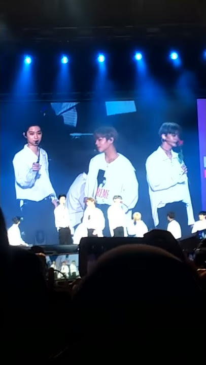 180119 Jinyoung, Jihoon, Guanlin do beautiful and handsome pose - Wanna One 1st FM in Malaysia