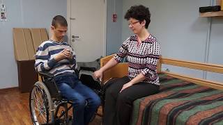 Пересаживание из инвалидного кресла на кровать