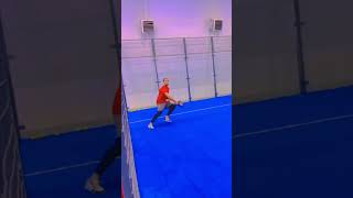 Максим Дорожко играет в падел-теннис