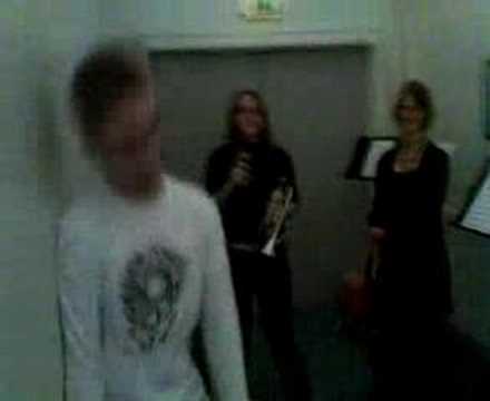 Hanne Maren og Kim danser