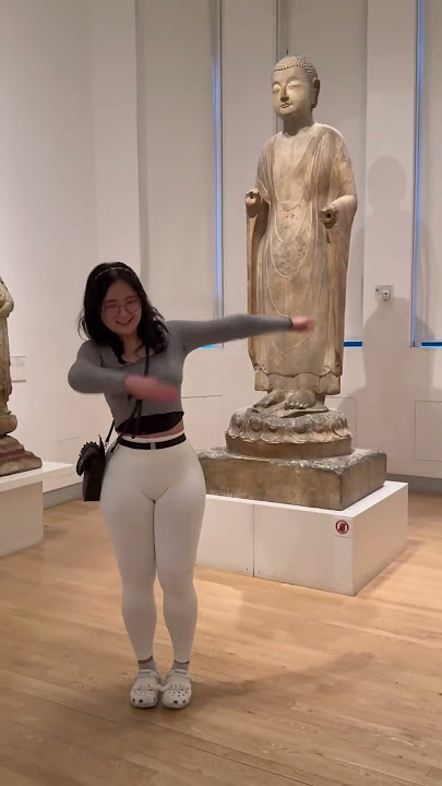 Big booty korean gf goes to the museum 👉🏻👈🏻💗