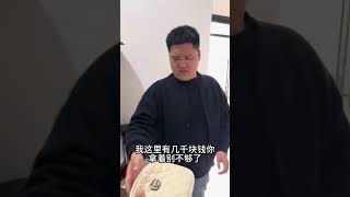 The content of this couple's daily routine of kneeling down as heavy as Mount Tai is too real.