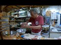 【田舎暮らし】カウンター越しに絶品料理と笑いを作ってくれる板さん。