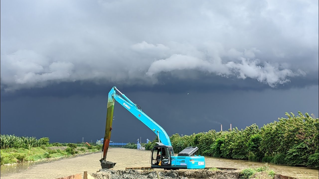 DREDGING RIVER WITH KOBELCO SK 210LC LONG REACH EXCAVATOR - YouTube
