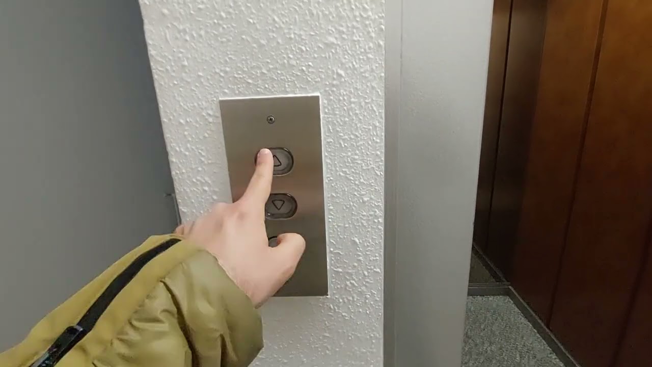 1992 Montoy lift in a building Rosa de Reus