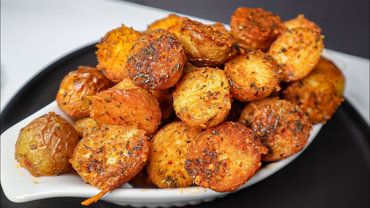 Очень простой и хрустящий рецепт жареного картофеля с чесночным маслом и пармезаном.