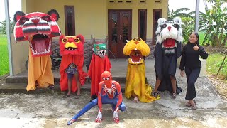 Ada Barongan Raksasa barongan warna-warni dan spiderman