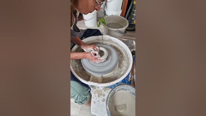 Astuce pour réaliser un vase soliflore sur un tour de potier